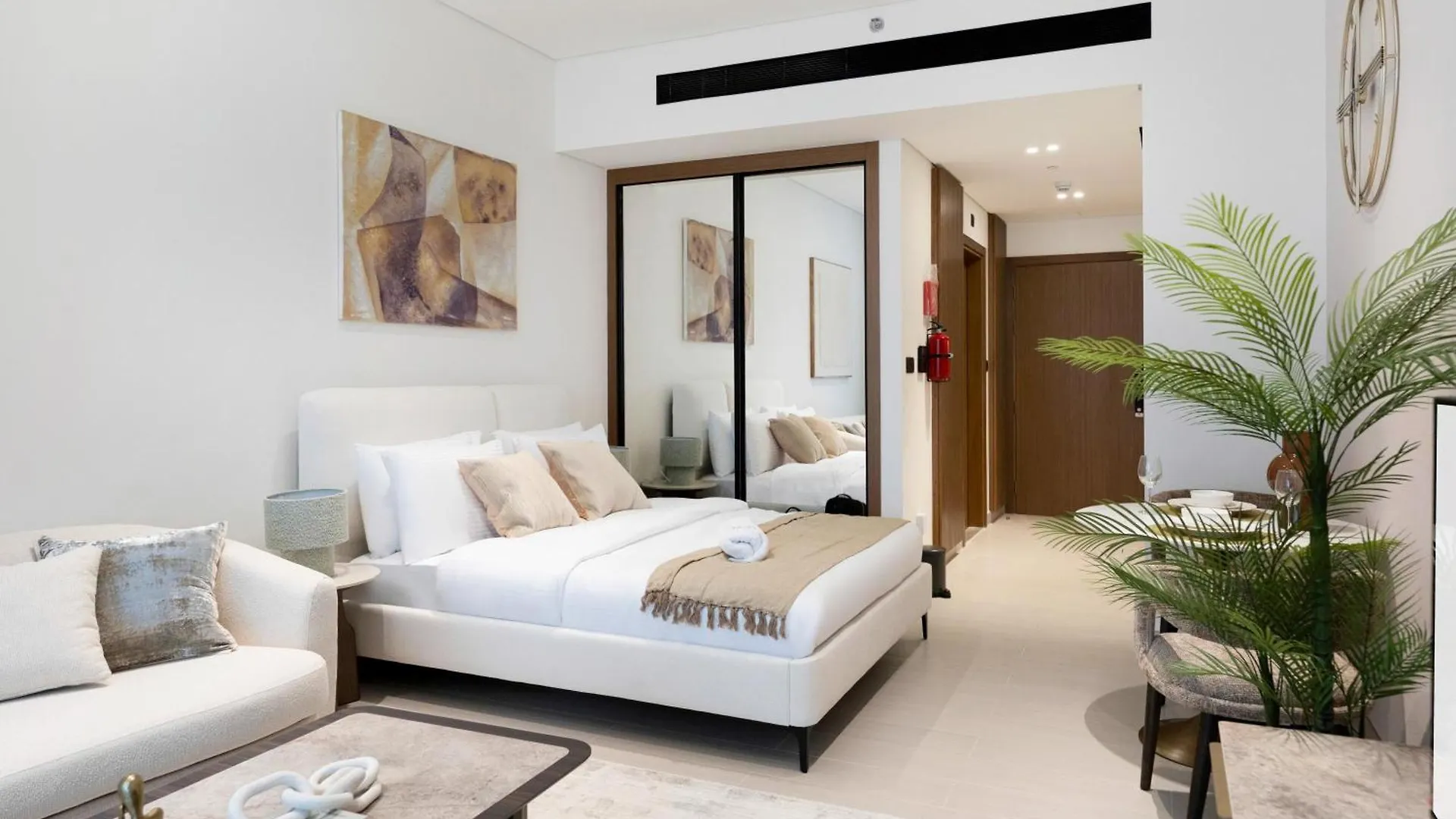 Fam Living Trillionaire Residences Premium Studio With Private Jacuzzi And Canal View Dubai
