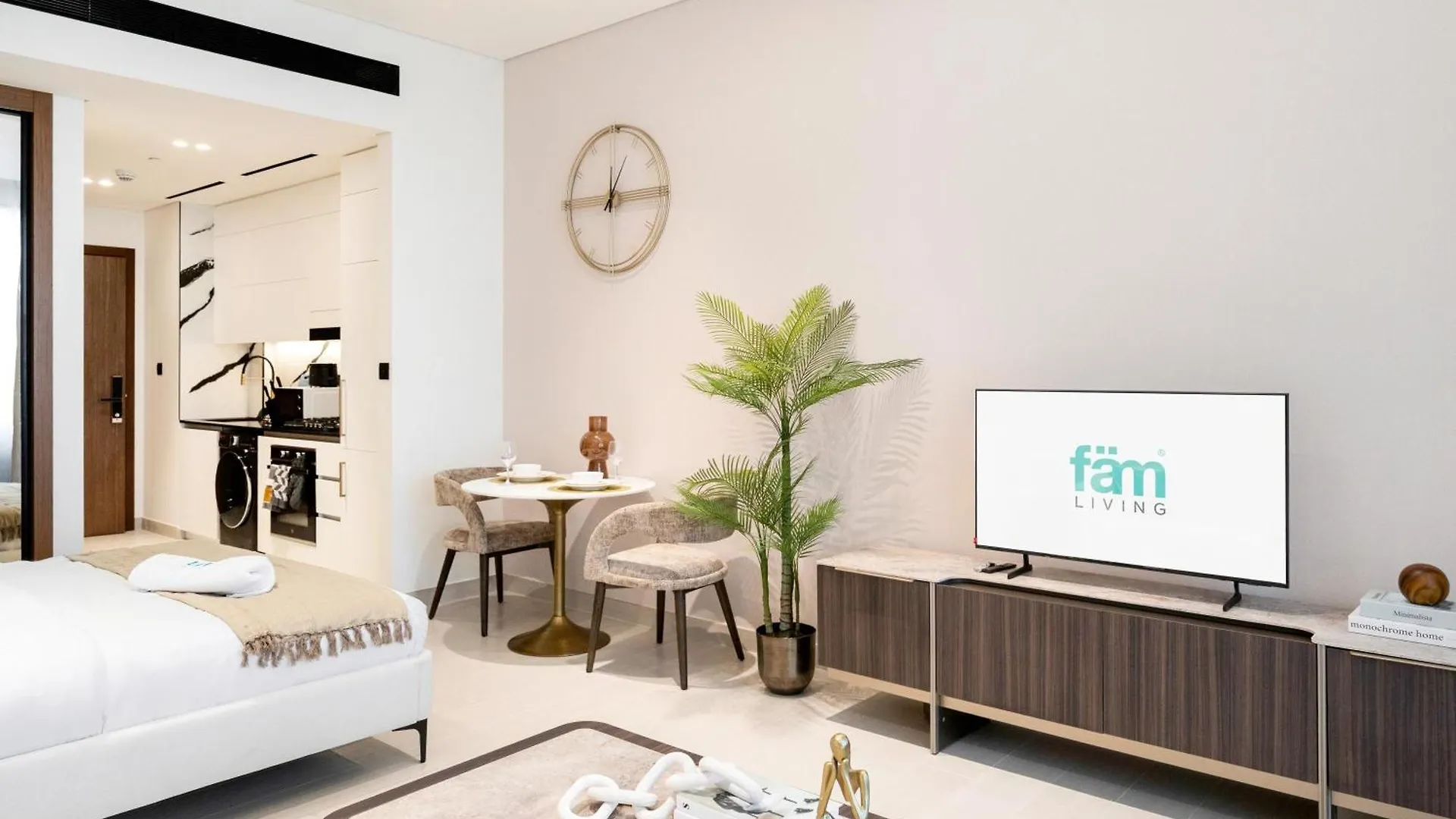 Fam Living Trillionaire Residences Premium Studio With Private Jacuzzi And Canal View Dubai