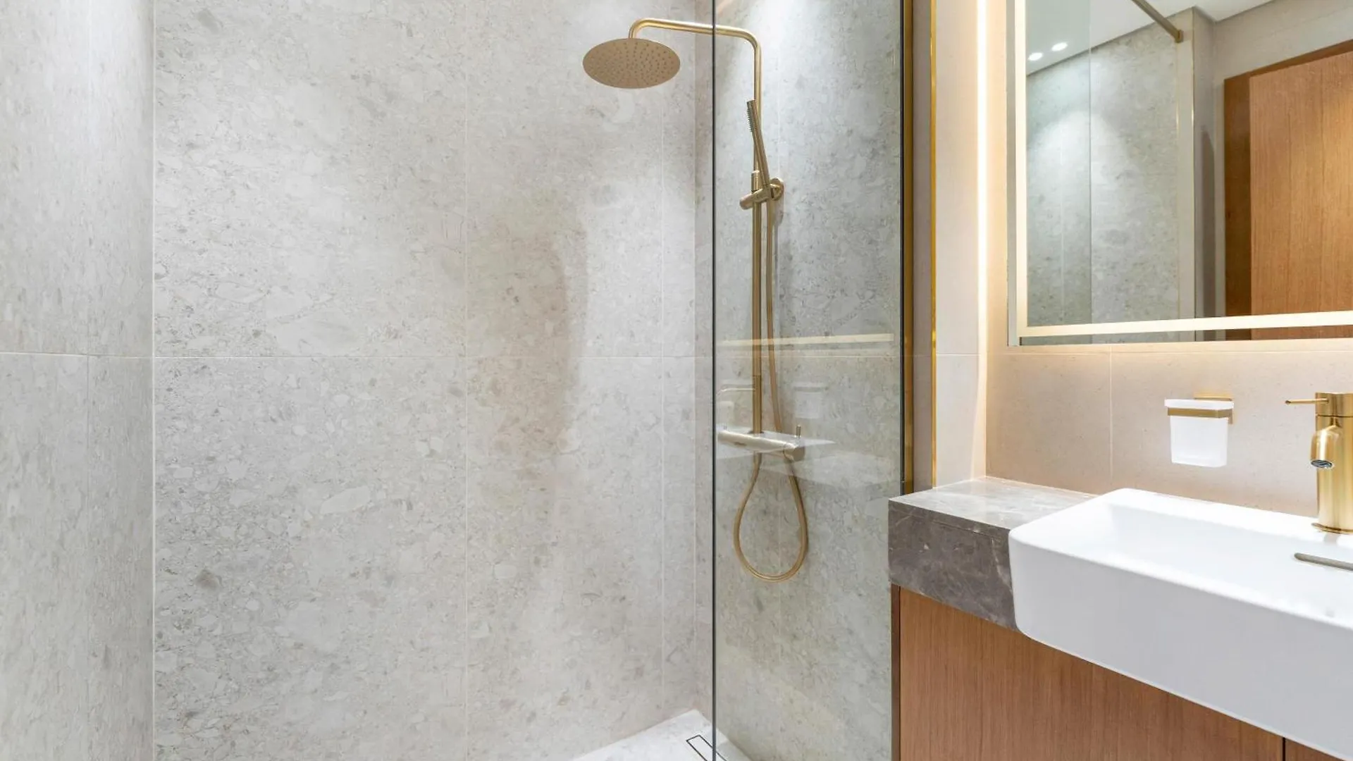아파트 Fam Living Trillionaire Residences Premium Studio With Private Jacuzzi And Canal View 두바이