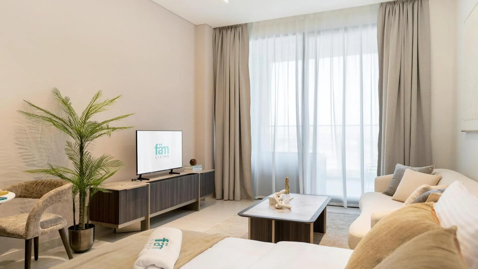 Fam Living Trillionaire Residences Premium Studio With Private Jacuzzi And Canal View Dubai