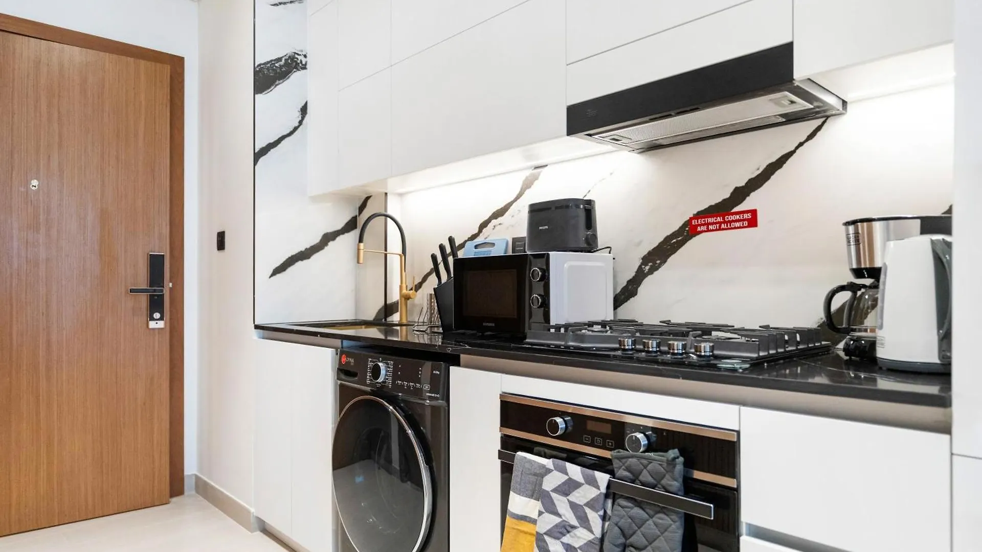 Fam Living Trillionaire Residences Premium Studio With Private Jacuzzi And Canal View Dubai 0*,  United Arab Emirates