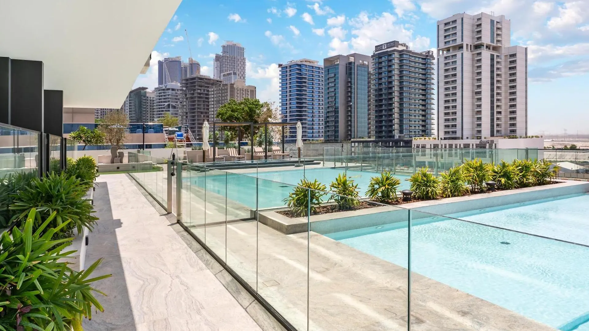 Fam Living Trillionaire Residences Premium Studio With Private Jacuzzi And Canal View Dubai