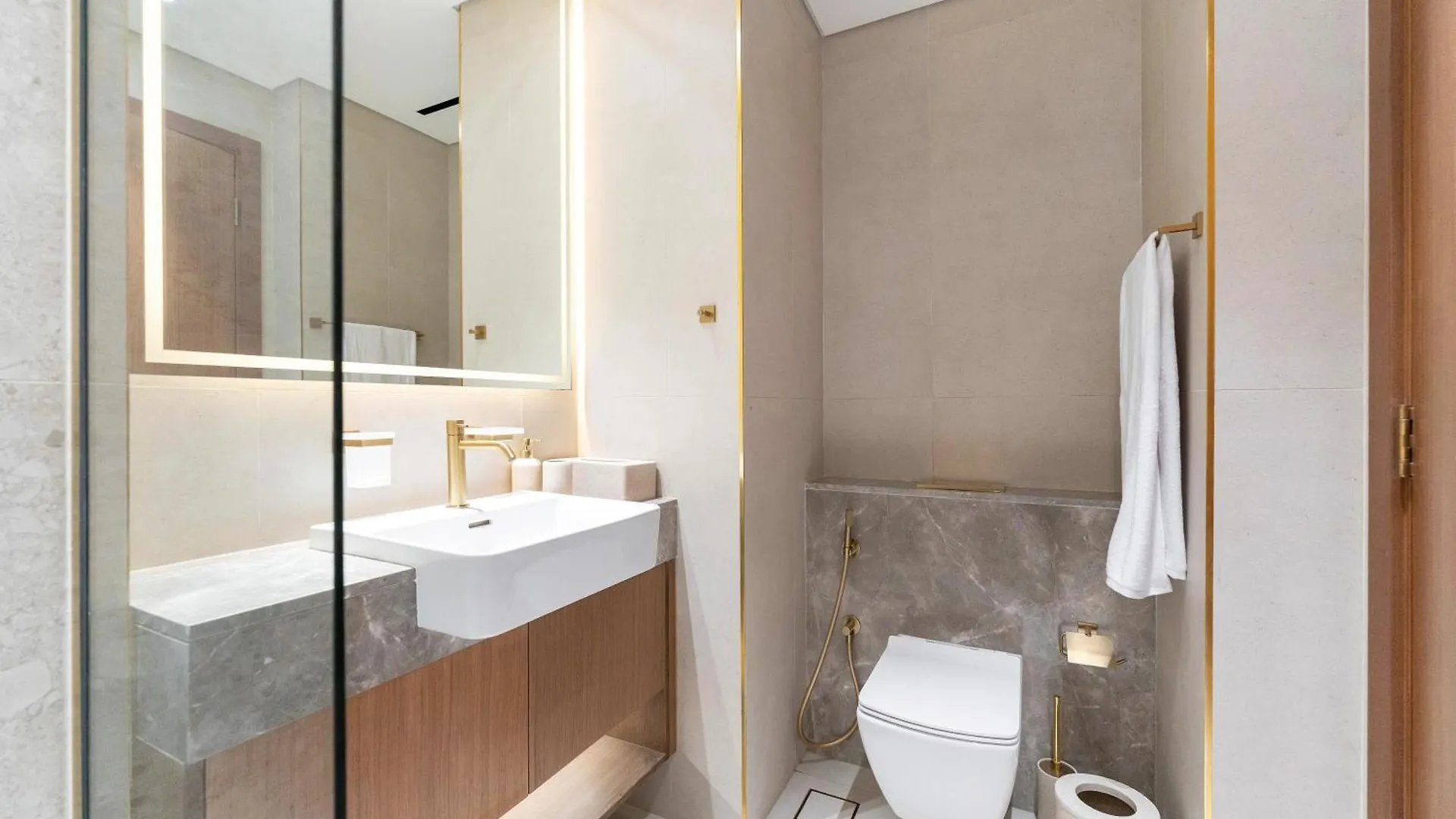 Fam Living Trillionaire Residences Premium Studio With Private Jacuzzi And Canal View Dubai 0*,