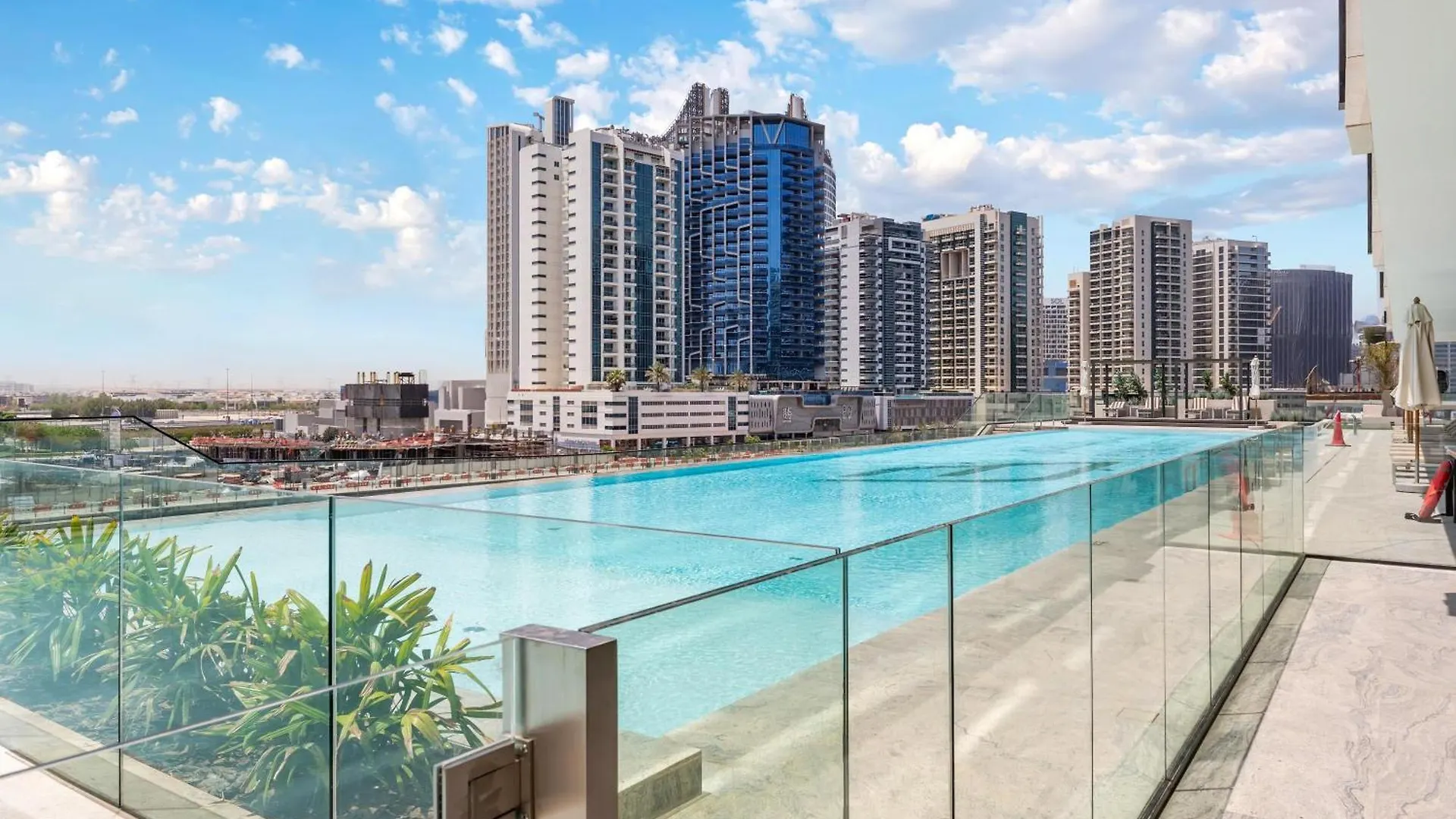 Fam Living Trillionaire Residences Premium Studio With Private Jacuzzi And Canal View Dubai 0*,